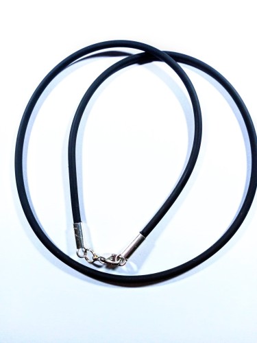 Rzemień do wisiorka syntetyczny, kauczuk z zapięciem. Czarny.