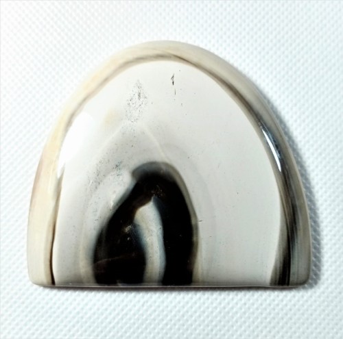 Krzemień pasiasty do oprawy lub jako okaz kolekcjonerski, naturalny kamień ręcznie formowany w półokrągły kształt, szlifowany. 
Najwyższa jakość poleru. Rozmiar kamienia 6 cm x 6,8 cm