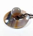 Wisiorek Agat donut z kulką.
Wielkość kamienia 6,8 cm.
W komplecie syntetyczny rzemień czarny o długości 70cm
