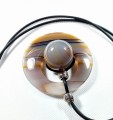 Wisiorek Agat donut z kulką.
Wielkość kamienia 6,8 cm.
W komplecie syntetyczny rzemień czarny o długości 70cm