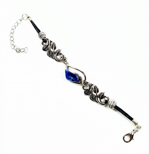 Bransoletka Sodalit na czarnym rzemieniu z ornamentem 
w kolorze srebra, długość 17 cm + 5 cm przedłużka