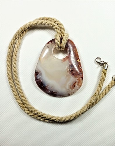 Wisiorek Agat marokański na naturalnym sznurku
Rozmiar kamienia 6,1 cm x 5 cm.