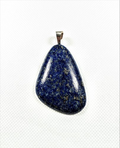 Wisiorek z lapis lazuli na posrebrzanej zawieszce. Niebieska elegancja i piękno.
Rozmiar kamienia 5cm x 3,3cm