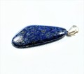 Wisiorek z lapis lazuli na posrebrzanej zawieszce. Niebieska elegancja i piękno.
Rozmiar kamienia 5cm x 3,3cm