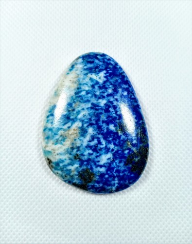 Lapis lazuli kamień do oprawy. Niebieska elegancja i piękno.
Rozmiar kamienia 5,3cm x 3,9cm