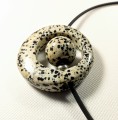 Wisiorek z jaspisu dalmatyńczyk kulka i donat na czarnym kauczukowym rzemyku.
Kamienie są naturalne, ręcznie uformowane i oszlifowanie szlifem kaboszonowym.
Rozmiar 5,8 cm