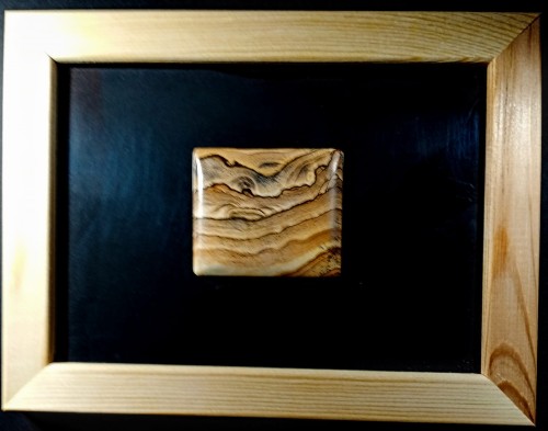 Obrazek z jaspisem krajobrazowym w ramce. 
Wymiary ramki 10 cm x 14 cm
Ramka z podwójną opcją: zawieszka i podpórka
