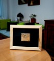 Obrazek z jaspisem krajobrazowym w ramce. 
Wymiary ramki 10 cm x 14 cm
Ramka z podwójną opcją: zawieszka i podpórka