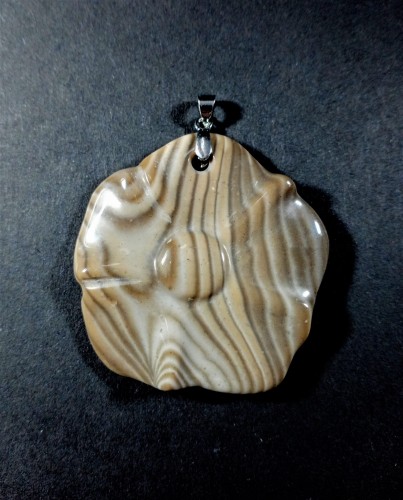 Wisiorek z krzemienia pasiatego 4,8 cm x 4,5 cm w kształcie kwiatu nasturcji z zawieszką ze stali szlachetnej.
Kamień jest ręcznie rzeźbiony.