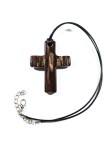 Krzyżyk ze skamieniałego drewna na woskowanym sznurku