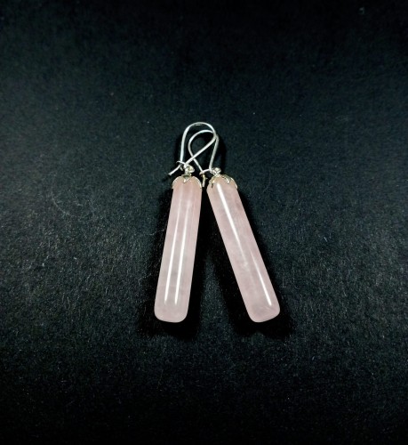 Wiszące kolczyki, kwarc różowy, sopelki, posrebrzane bigle,
długość kamieni 3,6 cm