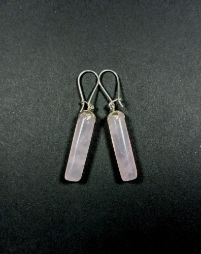 Wiszące kolczyki, kwarc różowy, sopelki, posrebrzane bigle,
długość kamieni 2,5 cm