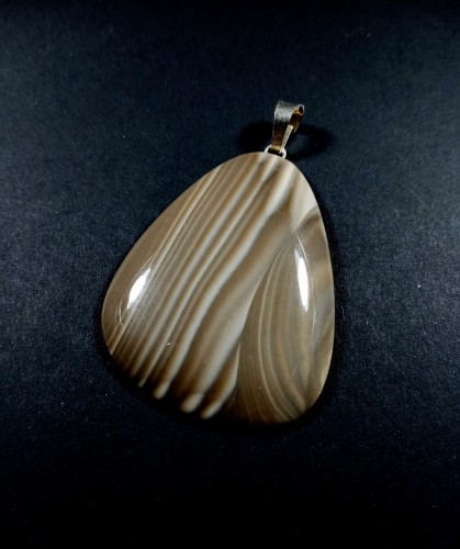 Wisiorek Krzemień pasiasty na posrebrzanej zawieszce
rozmiar kamienia 5,6 cm x 4,3 cm