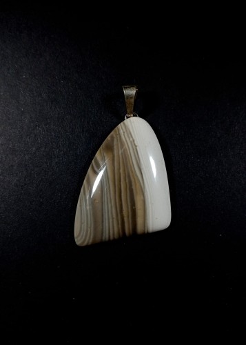 Wisiorek Krzemień pasiasty na posrebrzanej zawieszce
rozmiar kamienia 5 cm x 3,5 cm