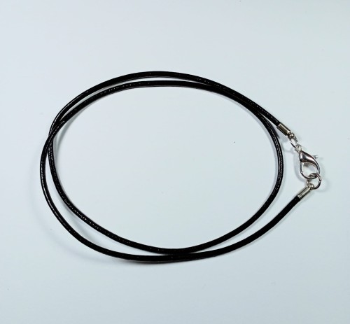 Rzemień do wisiorka skórzany z zapięciem. 
Czarny. Grubość 2 mm