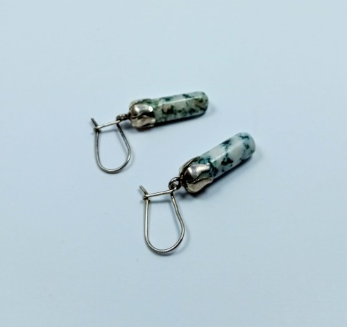 Wiszące kolczyki, agat mszysty, sopelki, posrebrzane bigle, długość kamieni 1,8 cm