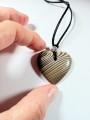 Serduszko z krzemienia pasiastego 3,1 cm x 3,4 cm 
na czarnym rzemieniu