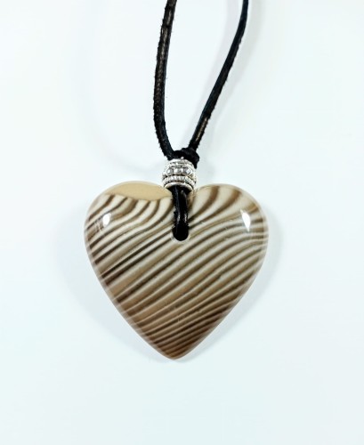 Serduszko z krzemienia pasiastego 3,1 cm x 3,4 cm 
na czarnym rzemieniu