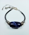 Bransoletka Sodalit na czarnym rzemieniu z ornamentem 
w kolorze srebra, długość 19 cm + 5 cm przedłużka