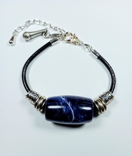 Bransoletka Sodalit na czarnym rzemieniu z ornamentem 
w kolorze srebra, długość 19 cm + 5 cm przedłużka