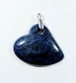 Serduszko z sodalitu 4,6 cm x 3,8 cm 
na zawieszce ze stali szlachetnej