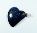 Serduszko z sodalitu 4,6 cm x 3,8 cm 
na zawieszce ze stali szlachetnej