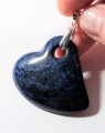 Serduszko z sodalitu 4,6 cm x 3,8 cm 
na zawieszce ze stali szlachetnej