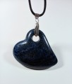 Serduszko z sodalitu 4,6 cm x 3,8 cm 
na zawieszce ze stali szlachetnej