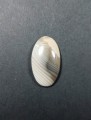 Krzemień pasiasty, naturalny kamień ręcznie formowany w owalny kształt, szlifowany. 
Rozmiar kamienia 2,5 cm x 1,5 cm