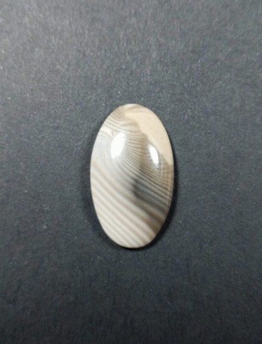 Krzemień pasiasty, naturalny kamień ręcznie formowany w owalny kształt, szlifowany. 
Rozmiar kamienia 2,5 cm x 1,5 cm