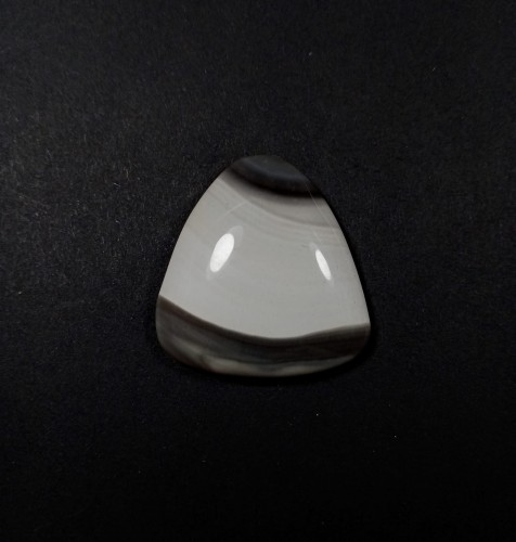 Krzemień pasiasty, naturalny kamień ręcznie formowany w owalny kształt, szlifowany. 
Rozmiar kamienia 3,3 cm x 3,1 cm