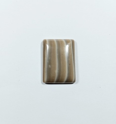 Krzemień pasiasty, naturalny kamień ręcznie formowany, szlif kaboszonowy 
Rozmiar kamienia 1,8 cm x 2,4 cm