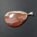 Jaspis na posrebrzanej zawieszce
w kolorach brązu różu pudrowego i bieli
Rozmiar kamienia 3,9cm x 5,4cm