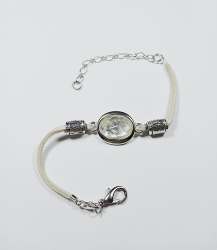 Bransoletka z kryształem górskim na jasnym rzemieniu w oprawie w kolorze srebra,
długość 18 cm + 5 cm przedłużka