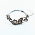 Bransoletka róże w kolorze starego srebra z kryształem górskim Długość bransoletki 16 cm + 4 cm