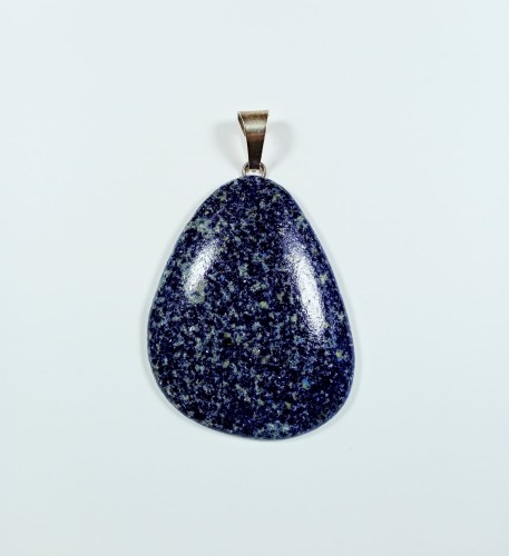 Wisiorek z lapis lazuli z posrebrzaną zawieszką. 
Rozmiar kamienia 51 mm x 39 mm
