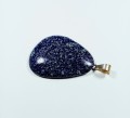Wisiorek z lapis lazuli z posrebrzaną zawieszką. 
Rozmiar kamienia 51 mm x 39 mm