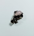 Wisiorek róża kwarc różowy, metal w kolorze srebra, 
Wielkość 34 mm, otworek 6 mm