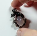 Wisiorek róża kwarc różowy, metal w kolorze srebra, 
Wielkość 34 mm, otworek 6 mm