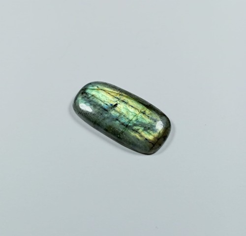 Labradoryt 
Kamień ręcznie formowany i oszlifowany 
Rozmiar kamienia 18 mm x 34 mm