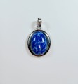 Wisiorek Lapis lazuli, medalion w oprawie z najwyższej jakości stopów metali 
Rozmiar wisiorka 32mm x 24mm