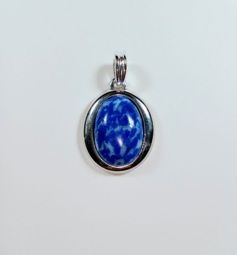 Wisiorek Lapis lazuli, medalion w oprawie z najwyższej jakości stopów metali 
Rozmiar wisiorka 32mm x 24mm