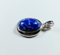 Wisiorek Lapis lazuli, medalion w oprawie z najwyższej jakości stopów metali 
Rozmiar wisiorka 32mm x 24mm