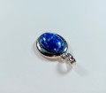 Wisiorek Lapis lazuli, medalion w oprawie z najwyższej jakości stopów metali 
Rozmiar wisiorka 32mm x 24mm