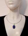 Wisiorek Lapis lazuli, medalion w oprawie z najwyższej jakości stopów metali 
Rozmiar wisiorka 32mm x 24mm