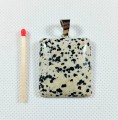 Wisiorek z jaspisu dalmatyńczyk z posrebrzaną zawieszką, prostokąt.
Wielkość kamienia 30 mm x 28 mm