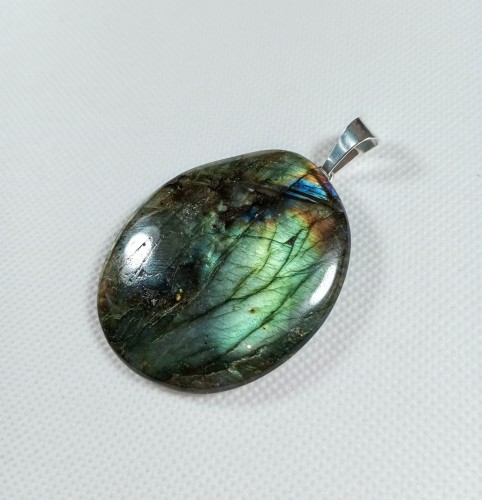 Oszlifowany labradoryt pochodzenia kanadyjskiego na posrebrzanej zawieszce 
Rozmiar kamienia 5 cm x 4,1 cm