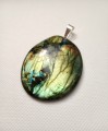 Oszlifowany labradoryt pochodzenia kanadyjskiego na posrebrzanej zawieszce 
Rozmiar kamienia 5 cm x 4,1 cm