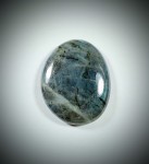 Labradoryt   kaboszon 46 mm x 36 mm 