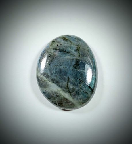 Labradoryt +
Kamień ręcznie formowany i oszlifowany +
Rozmiar kamienia 46 mm x 36 mm